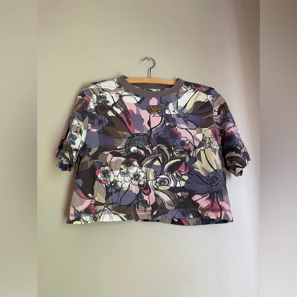 Nike Tops - Nike Floral Crop Top with Center Patch